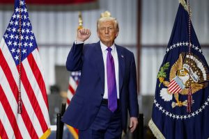 Ο Τραμπ «άκουσε» τον Ομάμπα για τους εξωγήινους και διατάσσει τη δημοσιοποίηση των «αρχείων» για τα ΑΤΙΑ