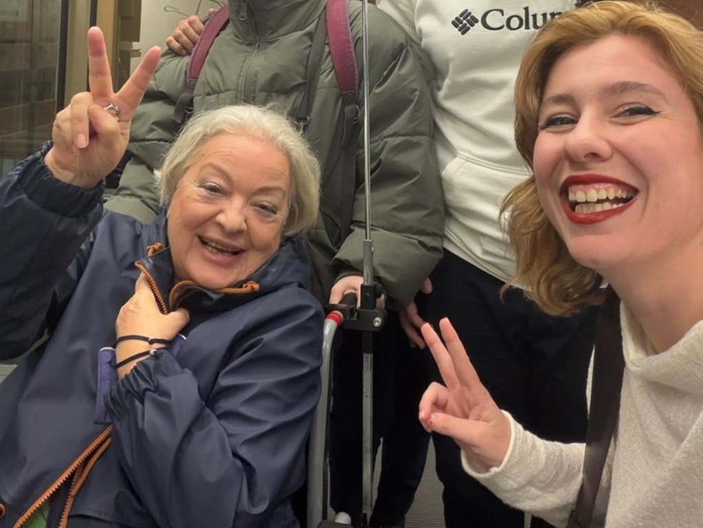 Στο νοσοκομείο επειγόντως η Τάνια Τσανακλίδου μετά από ατύχημα επί σκηνής