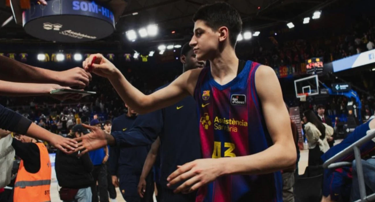 &Nu;ί&kappa;&omicron;&lambda;&alpha; &Kappa;&omicron;&upsilon;&sigma;&tau;&omicron;&upsilon;&rho;ί&tau;&sigma;&alpha;: &Omicron; 16&chi;&rho;&omicron;&nu;&omicron;&sigmaf; &pi;&omicron;&upsilon; &sigma;&pi;ά&epsilon;&iota; &tau;&alpha; &rho;&epsilon;&kappa;ό&rho; &mu;&epsilon; &tau;&eta; &Mu;&pi;&alpha;&rho;&tau;&sigma;&epsilon;&lambda;ό&nu;&alpha;