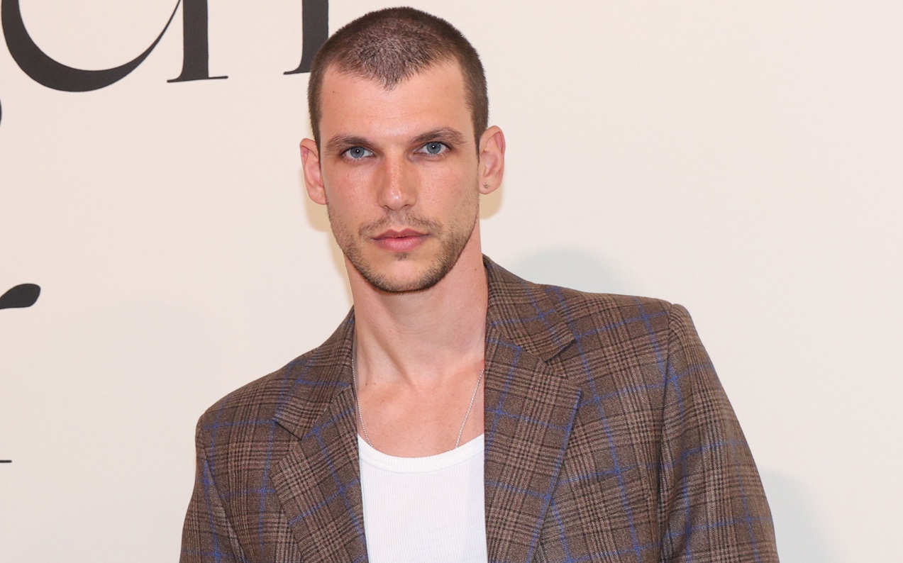 &Omicron; &Beta;&alpha;&sigma;ί&lambda;&eta;&sigmaf; &Mu;ί&chi;&alpha;&sigmaf; &alpha;&nu;&alpha;&kappa;&omicron;ί&nu;&omega;&sigma;&epsilon; &tau;&eta;&nu; &sigma;&upsilon;&mu;&mu;&epsilon;&tau;&omicron;&chi;ή &tau;&omicron;&upsilon; &sigma;&tau;&eta;&nu; 4&eta; &sigma;&epsilon;&zeta;ό&nu; &tau;&omicron;&upsilon; &laquo;Maestro&raquo;