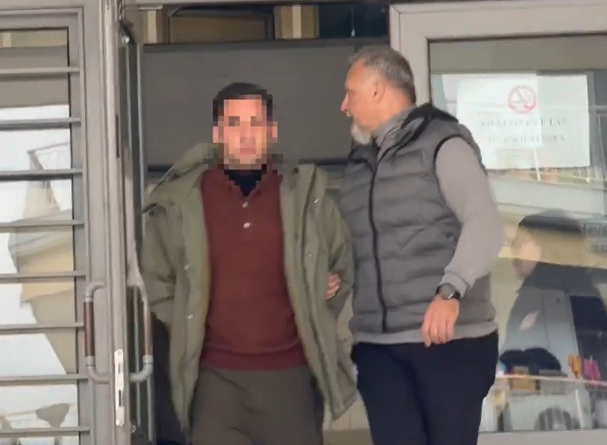 &Sigma;&tau;&alpha; &delta;&iota;&kappa;&alpha;&sigma;&tau;ή&rho;&iota;&alpha; &Theta;&epsilon;&sigma;&sigma;&alpha;&lambda;&omicron;&nu;ί&kappa;&eta;&sigmaf; &omicron; 26&chi;&rho;&omicron;&nu;&omicron;&sigmaf; &pi;&omicron;&upsilon; &kappa;&alpha;&tau;&eta;&gamma;&omicron;&rho;&epsilon;ί&tau;&alpha;&iota; ό&tau;&iota; &beta;ί&alpha;&sigma;&epsilon; 15&chi;&rho;&omicron;&nu;&omicron; &kappa;&alpha;&iota; &tau;&rho;&alpha;&beta;&omicron;ύ&sigma;&epsilon; &beta;ί&nu;&tau;&epsilon;&omicron;