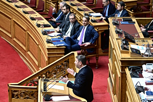 Βουλή: Αντιπαράθεση Μητσοτάκη – Ανδρουλάκη για ενέργεια και υποκλοπές (Live)