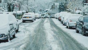 Οδήγηση στο χιόνι: Ο ρόλος των ελαστικών, οι αλυσίδες και η απόσταση ασφαλείας