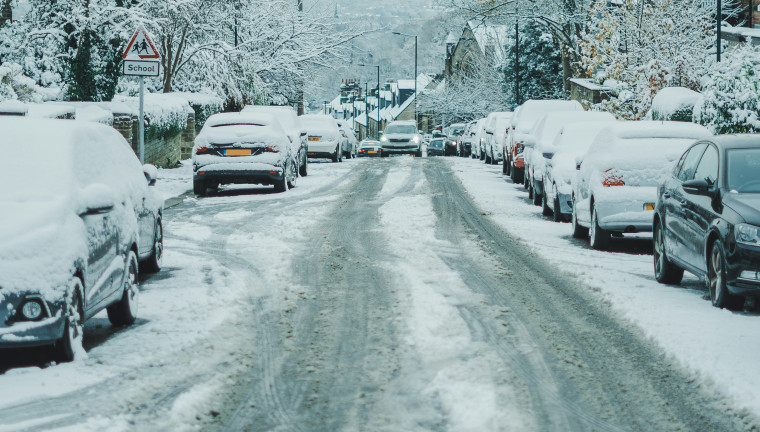 Οδήγηση στο χιόνι: Ο ρόλος των ελαστικών, οι αλυσίδες και η απόσταση ασφαλείας