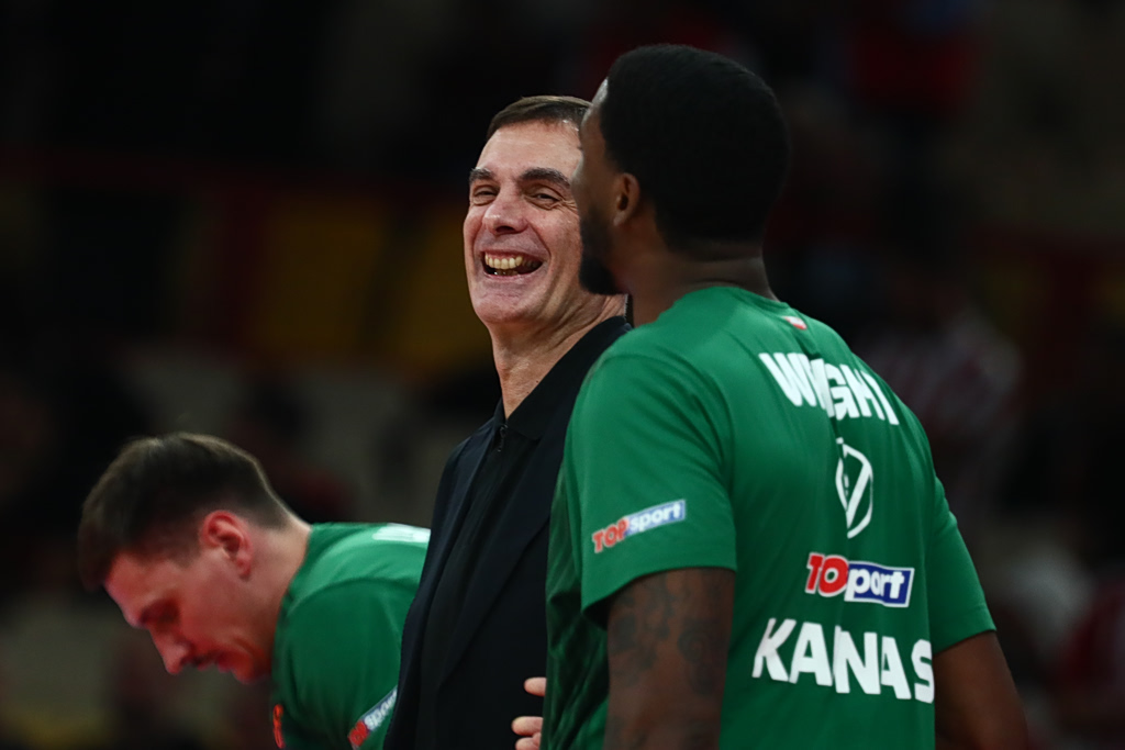 Χαλαρό κλίμα και θερμές αγκαλιές στην προπόνηση του Ολυμπιακού στο Κάουνας