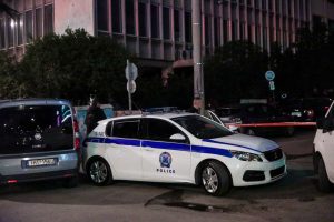 Έκρηξη χειροβομβίδας στον Κορυδαλλό: Ζημιές σε 6 οχήματα και διαμερίσματα