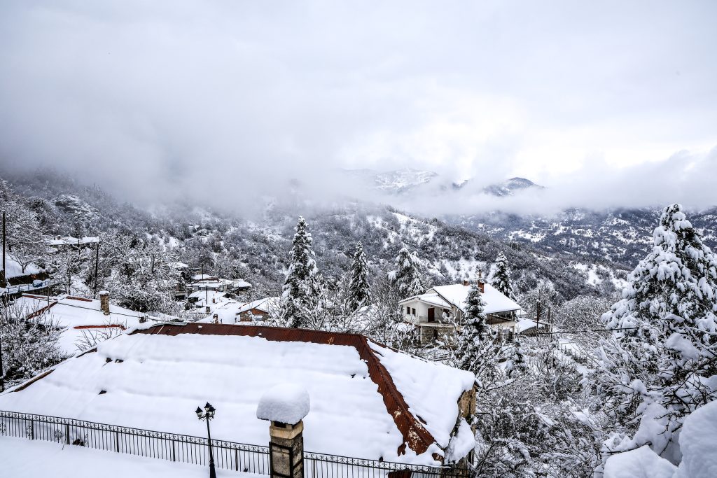 Στα λευκά η Βόρεια Ελλάδα: Χιόνια σε Κοζάνη, Γρεβενά, Καστοριά και Φλώρινα – Προβλήματα στο οδικό δίκτυο