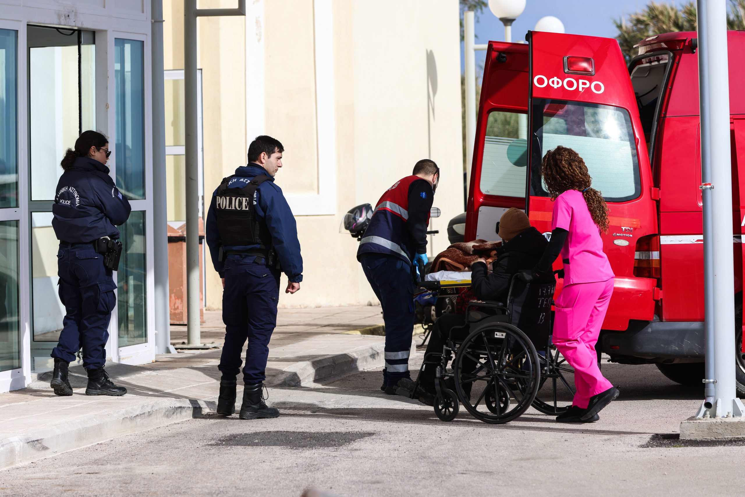&Pi;&rho;&omega;&tau;ό&kappa;&omicron;&lambda;&lambda;&omicron; &delta;&iota;&alpha;&chi;&epsilon;ί&rho;&iota;&sigma;&eta; &kappa;&rho;ί&sigma;&eta;&sigmaf; &gamma;&iota;&alpha; &tau;&eta;&nu; &tau;&rho;&alpha;&gamma;&omega;&delta;ί&alpha; &sigma;&tau;&eta; &Chi;ί&omicron;: &Mu;&epsilon;&tau;&alpha;&beta;&alpha;ί&nu;&omicron;&upsilon;&nu; 4 &iota;&alpha;&tau;&rho;&omicron;&delta;&iota;&kappa;&alpha;&sigma;&tau;έ&sigmaf; &ndash; &laquo;&Lambda;ύ&gamma;&iota;&sigma;&alpha;&nu;&raquo; &omicron;&iota; &gamma;&iota;&alpha;&tau;&rho;&omicron;ί &sigma;&tau;&omicron; &tau;&omicron;&pi;&iota;&kappa;ό &nu;&omicron;&sigma;&omicron;&kappa;&omicron;&mu;&epsilon;ί&omicron;