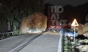 Κατολίσθηση στη Χίο: Τεράστιος βράχος παραλίγο να καταπλακώσει διερχόμενο Ι.Χ. αυτοκίνητο
