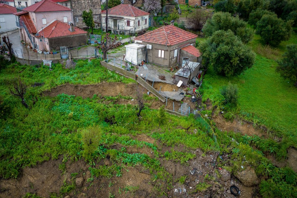 Κακοκαιρία: Εκκενώθηκαν δύο οικισμοί στον Ταΰγετο – Μεγάλη κατολίσθηση στο Μαζαράκι Ηλείας, αγωνία για τους κατοίκους