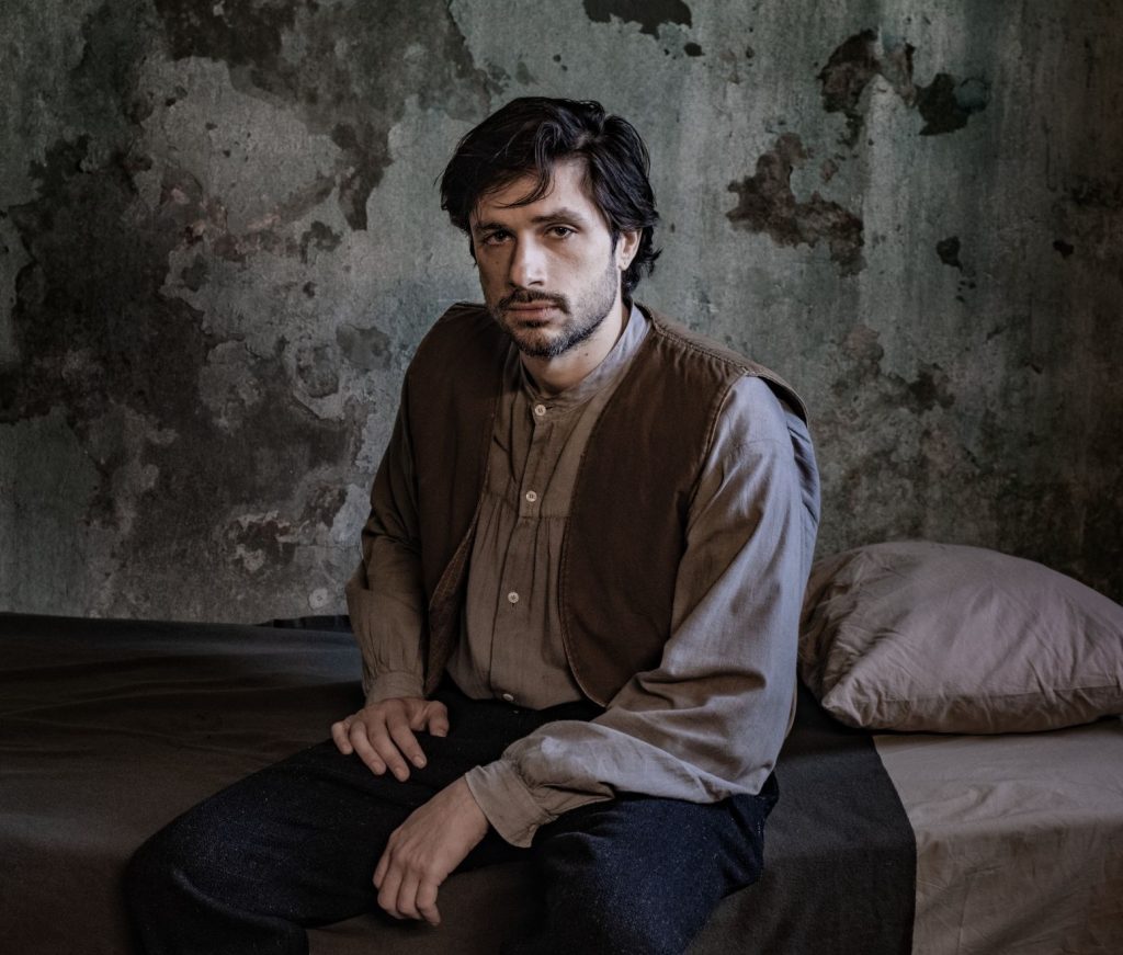 Γιάννης Νιάρρος: Η γοητεία της απομυθοποίησης και το τηλεοπτικό στοίχημα των «Αθώων»