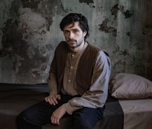 Γιάννης Νιάρρος: Η γοητεία της απομυθοποίησης και το τηλεοπτικό στοίχημα των «Αθώων»