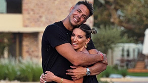 Η Αθηνά Οικονομάκου και ο Μπρούνο Τσερέλα δύο βήματα πριν τα σκαλιά της εκκλησίας!