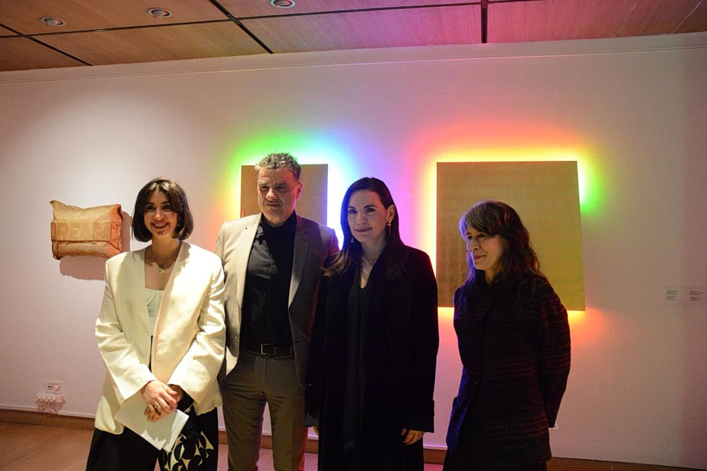 «Υστερόγραφα Χρόνου και Χώρου»: Η Όλγα Κεφαλογιάννη εγκαινίασε την αναδρομική έκθεση του Stephen Antonakos