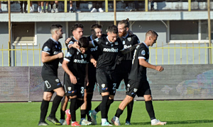 Ομάδες με κόσμο που δίνουν άλλον τόνο