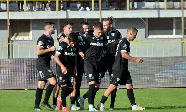 Ομάδες με κόσμο που δίνουν άλλον τόνο