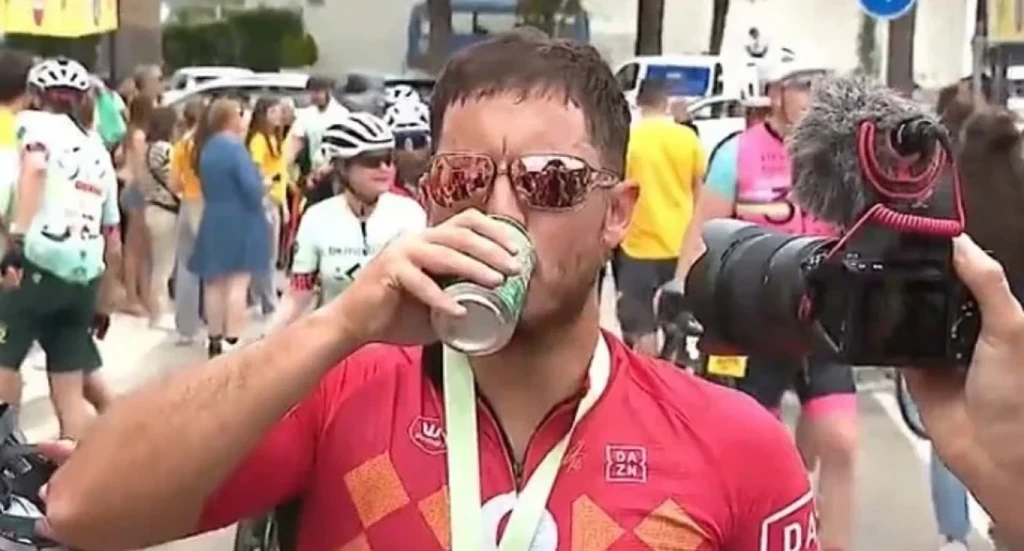 Στην ποδηλασία το γύρισε ο Αζάρ και το πανηγύρισε απολαμβάνοντας μπύρες