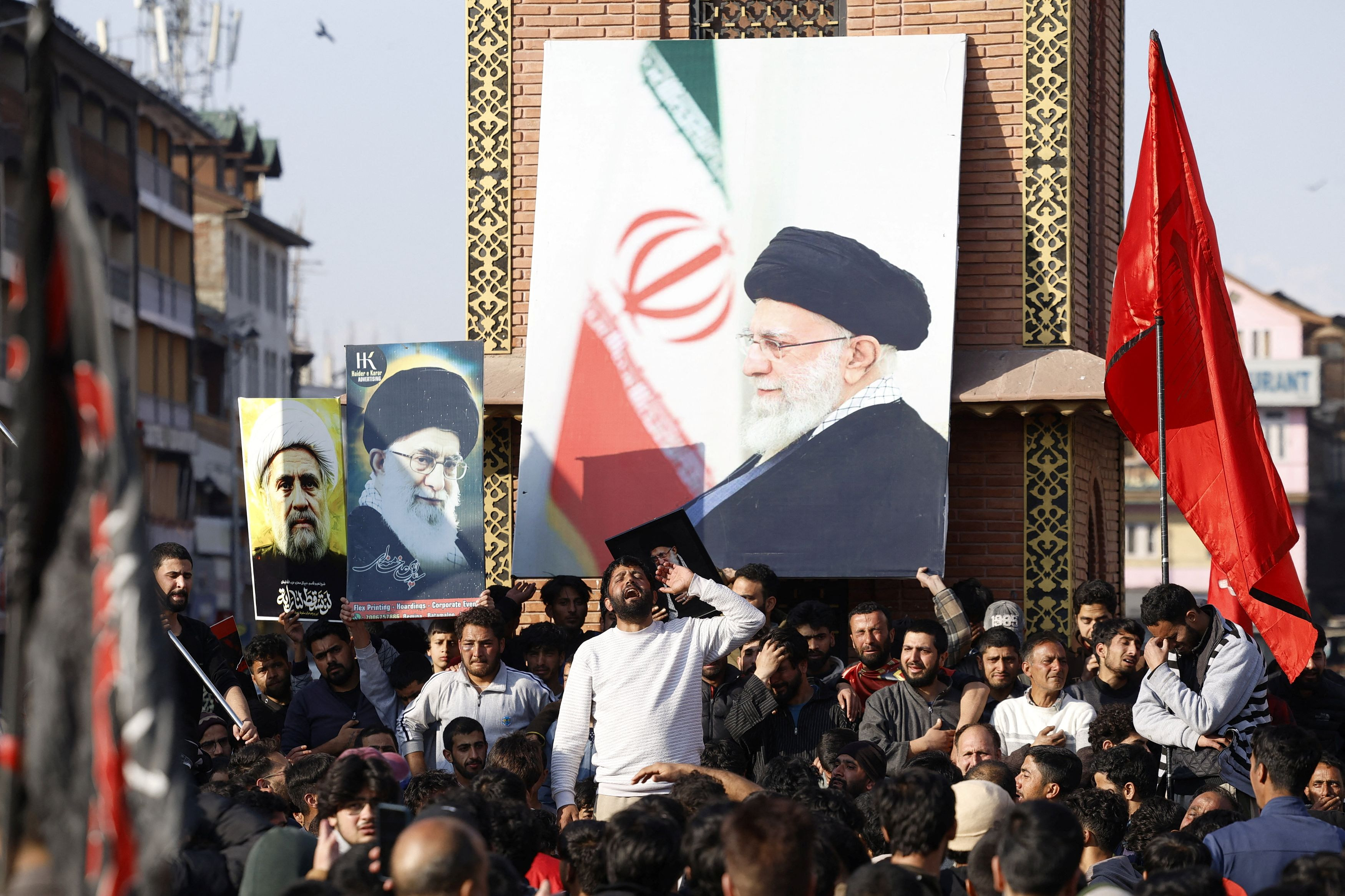 &Alpha;&lambda;ί &Chi;&alpha;&mu;&epsilon;&nu;&epsilon;ΐ: &Pi;&omicron;&iota;&omicron;&sigmaf; ή&tau;&alpha;&nu; &omicron; &alpha;&delta;&iota;ά&lambda;&lambda;&alpha;&kappa;&tau;&omicron;&sigmaf; &alpha;&nu;ώ&tau;&alpha;&tau;&omicron;&sigmaf; &eta;&gamma;έ&tau;&eta;&sigmaf; &tau;&eta;&sigmaf; &Iota;&sigma;&lambda;&alpha;&mu;&iota;&kappa;ή&sigmaf; &Delta;&eta;&mu;&omicron;&kappa;&rho;&alpha;&tau;ί&alpha;&sigmaf; &tau;&omicron;&upsilon; &Iota;&rho;ά&nu;