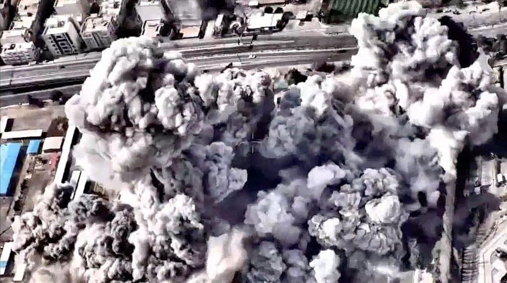 Ιράν: Η συγκλονιστική στιγμή βομβαρδισμού του αρχηγείου των ιρανικών δυνάμεων Basij στην Τεχεράνη