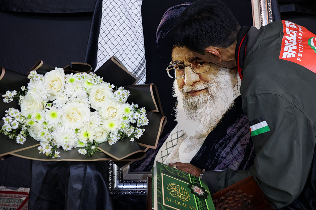 Ήξεραν και σε ποια θέση καθόταν: Ο «προδότης που ήταν δίπλα στον Χαμενεΐ» και οι υποψίες των Ιρανών για το ποιος είναι