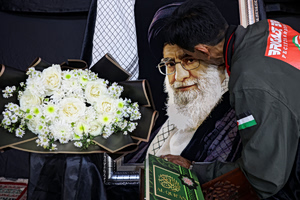 Ήξεραν και σε ποια θέση καθόταν: Ο «προδότης που ήταν δίπλα στον Χαμενεΐ» και οι υποψίες των Ιρανών για ποιος είναι