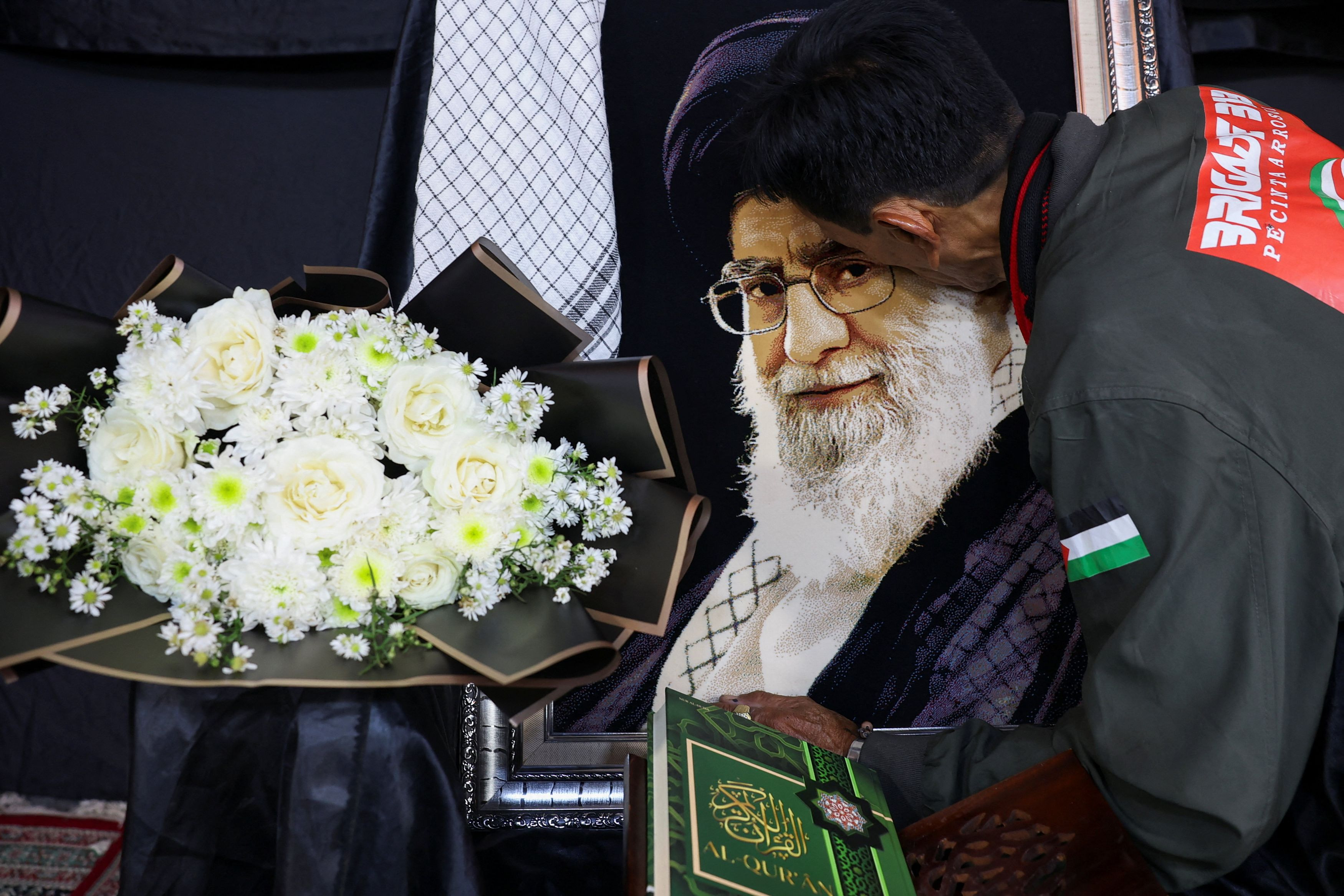 Ή&xi;&epsilon;&rho;&alpha;&nu; &kappa;&alpha;&iota; &sigma;&epsilon; &pi;&omicron;&iota;&alpha; &theta;έ&sigma;&eta; &kappa;&alpha;&theta;ό&tau;&alpha;&nu;: &Omicron; &laquo;&pi;&rho;&omicron;&delta;ό&tau;&eta;&sigmaf; &pi;&omicron;&upsilon; ή&tau;&alpha;&nu; &delta;ί&pi;&lambda;&alpha; &sigma;&tau;&omicron;&nu; &Chi;&alpha;&mu;&epsilon;&nu;&epsilon;ΐ&raquo; &kappa;&alpha;&iota; &omicron;&iota; &upsilon;&pi;&omicron;&psi;ί&epsilon;&sigmaf; &tau;&omega;&nu; &Iota;&rho;&alpha;&nu;ώ&nu; &gamma;&iota;&alpha; &tau;&omicron; &pi;&omicron;&iota;&omicron;&sigmaf; &epsilon;ί&nu;&alpha;&iota;