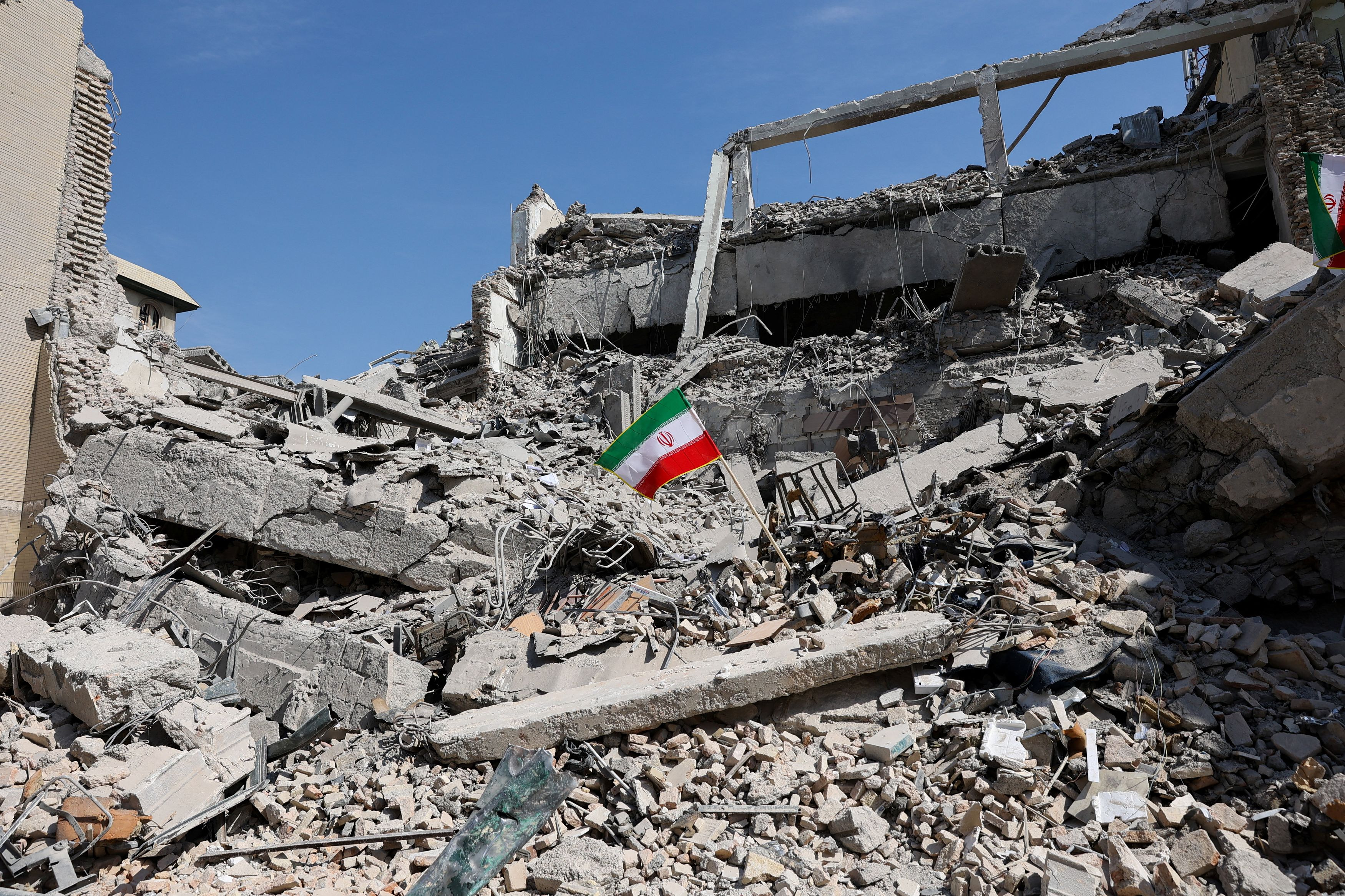 &Iota;&rho;ά&nu;: &Pi;ά&nu;&omega; &alpha;&pi;ό 1.200 &omicron;&iota; &nu;&epsilon;&kappa;&rho;&omicron;ί &alpha;&pi;ό &tau;&eta;&nu; έ&nu;&alpha;&rho;&xi;&eta; &tau;&omicron;&upsilon; &pi;&omicron;&lambda;έ&mu;&omicron;&upsilon;