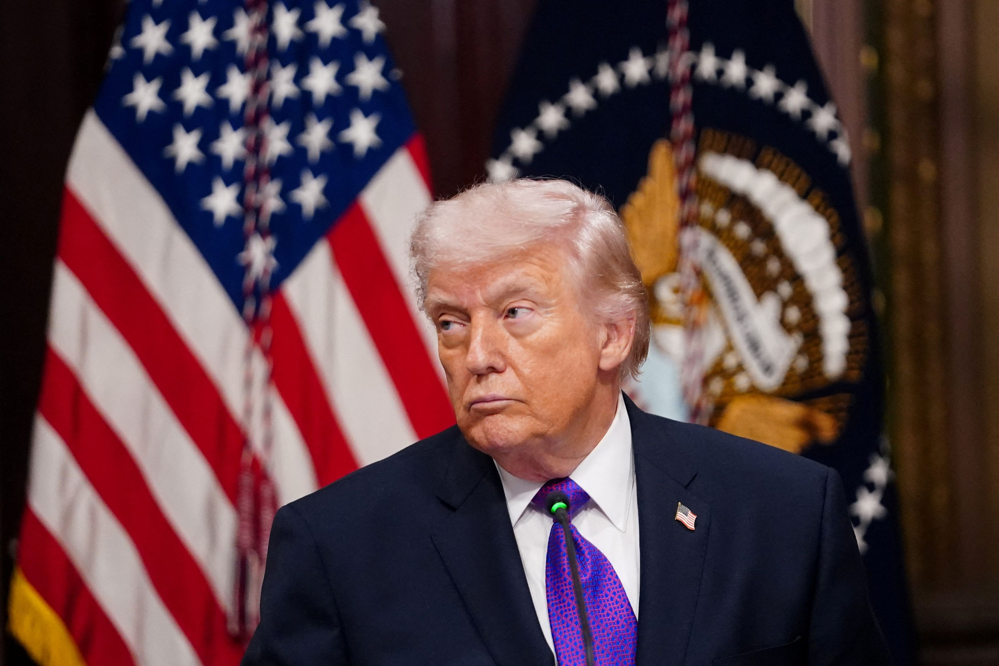 &Tau;&rho;&alpha;&mu;&pi; &gamma;&iota;&alpha; &Iota;&rho;ά&nu;: &laquo;&Chi;ά&nu;&omicron;&upsilon;&nu; &tau;&omicron;&nu; &chi;&rho;ό&nu;&omicron; &tau;&omicron;&upsilon;&sigmaf;, &pi;&rho;έ&pi;&epsilon;&iota; &nu;&alpha; &epsilon;&mu;&pi;&lambda;&alpha;&kappa;ώ &sigma;&tau;&omicron;&nu; &delta;&iota;&omicron;&rho;&iota;&sigma;&mu;ό &nu;έ&alpha;&sigmaf; &eta;&gamma;&epsilon;&sigma;ί&alpha;&sigmaf; ό&pi;&omega;&sigmaf; έ&kappa;&alpha;&nu;&alpha; &sigma;&tau;&eta;&nu; &Beta;&epsilon;&nu;&epsilon;&zeta;&omicron;&upsilon;έ&lambda;&alpha;&raquo;