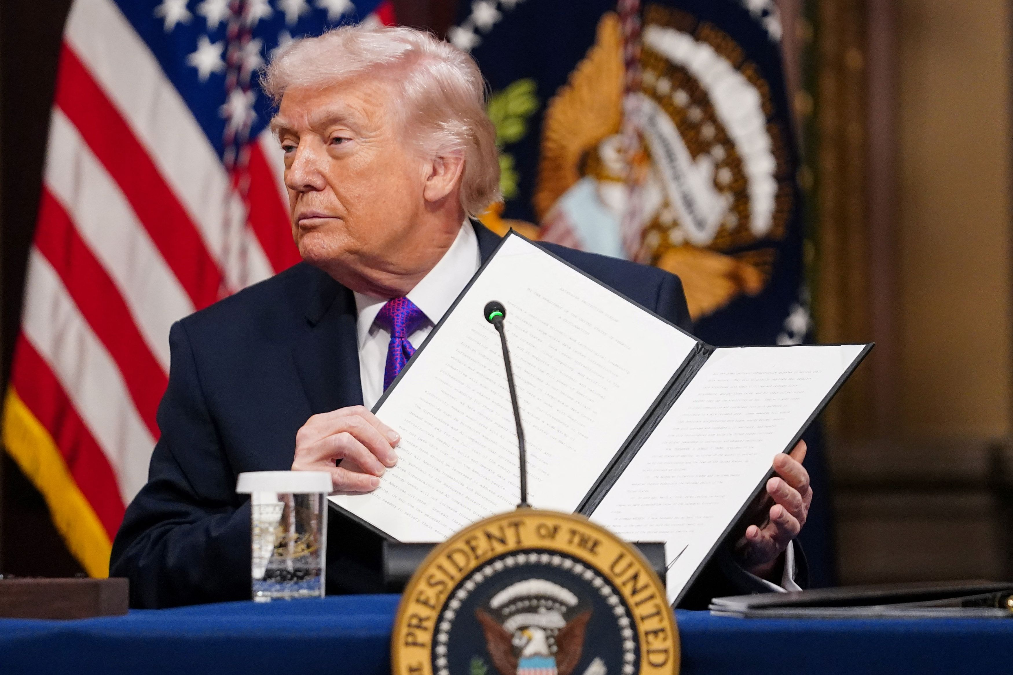 &Omicron; &Tau;&rho;&alpha;&mu;&pi; &rho;ί&chi;&nu;&epsilon;&iota; &tau;&alpha; &zeta;ά&rho;&iota;&alpha;