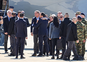 Στην Κύπρο Μακρόν και Μητσοτάκης: Σε λίγο η τριμερής με Χριστοδουλίδη