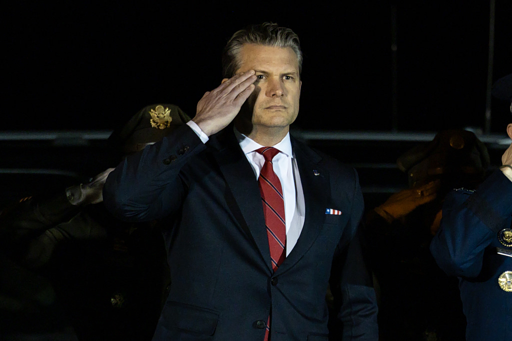 Χέγκσεθ: Δεν θα σταματήσουμε μέχρι ο εχθρός να έχει ηττηθεί ολοκληρωτικά