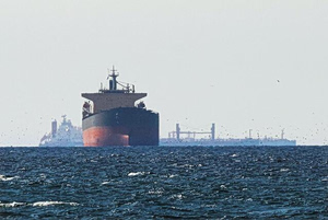 Ανάσα και νέα απειλή: Το Ιράν ανοίγει τα Στενά του Ορμούζ αλλά κρατά το «όπλο» του αποκλεισμού