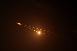 Σφοδρές επιθέσεις Ιράν και Χεζμπολάχ στο Ισραήλ – Απειλές των Φρουρών της Επανάστασης κατά Νετανιάχου