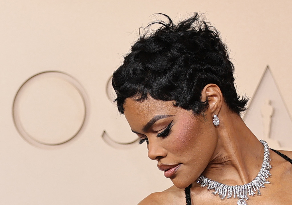 Οσκαρ 2026: «Είσαι άντρας που ακουμπάει το χέρι του σε γυναίκα;» – Έξω φρενών η Τεγιάνα Τέιλορ (video)