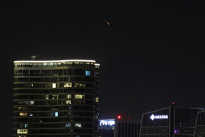 Εκρήξεις και αναφορές για νεκρούς στο Τελ Αβίβ – Μεγάλη επίθεση από το Ιράν με πυρομαχικά διασποράς