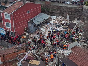 Κωνσταντινούπολη: Από έκρηξη φυσικού αερίου κατέρρευσαν δύο κτήρια – Πέντε άτομα ανασύρθηκαν από τα συντρίμμια