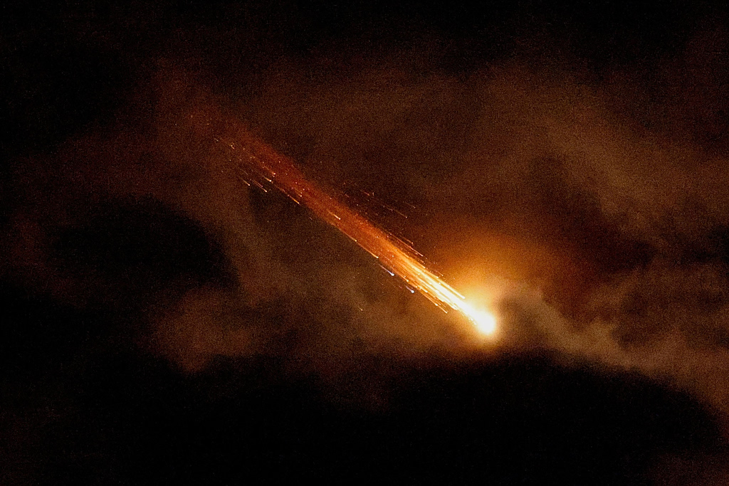 Με αμείωτη ένταση συνεχίζονται οι επιθέσεις σε όλο το Ιράν – Οι Χούθι της Υεμένης απειλούν ότι θα πλήξουν δυτικούς στόχους