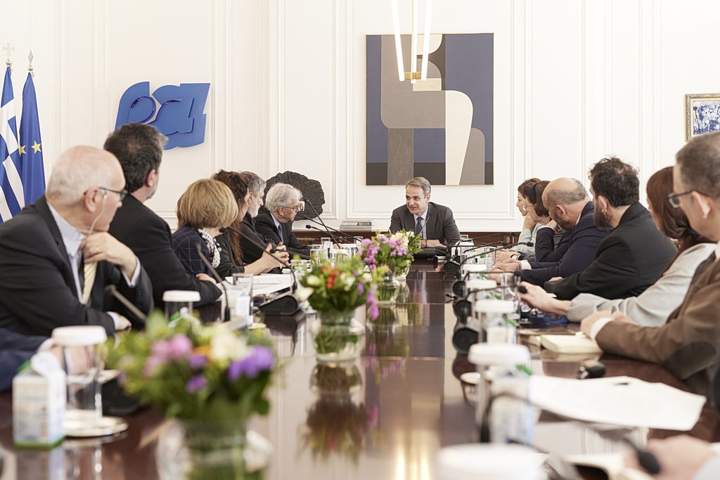 Σύσκεψη υπό τον πρωθυπουργό σχετικά με την ψήφιση του νόμου για την ίδρυση Ανώτατης Σχολής Παραστατικών Τεχνών