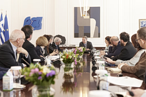 Σύσκεψη υπό τον πρωθυπουργό σχετικά με την ψήφιση του νόμου για την ίδρυση Ανώτατης Σχολής Παραστατικών Τεχνών