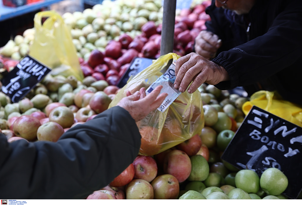 «Ράλι» ανατιμήσεων σε βασικά καταναλωτικά αγαθά – Ανήσυχοι οι καταναλωτές