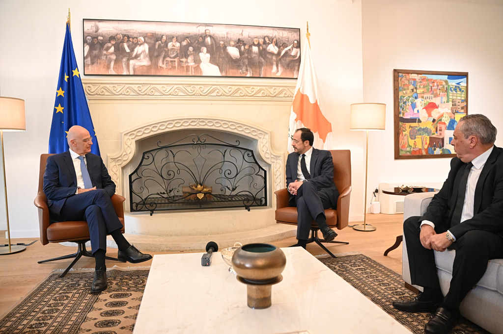 Δένδιας σε Χριστοδουλίδη: Eίμαστε συνολικά απολύτως στη διάθεσή σας