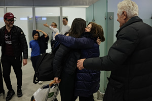 Συγκινητικές στιγμές τα μεσάνυχτα στο «Ελ. Βενιζέλος» – Επαναπατρίστηκαν 450 Έλληνες από το Ντουμπάι (video)