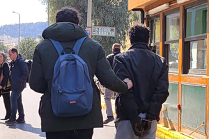 Στην Ευελπίδων ο Σουδανός που απείλησε αστυνομικούς με χειροβομβίδες έξω από τη ΓΑΔΑ