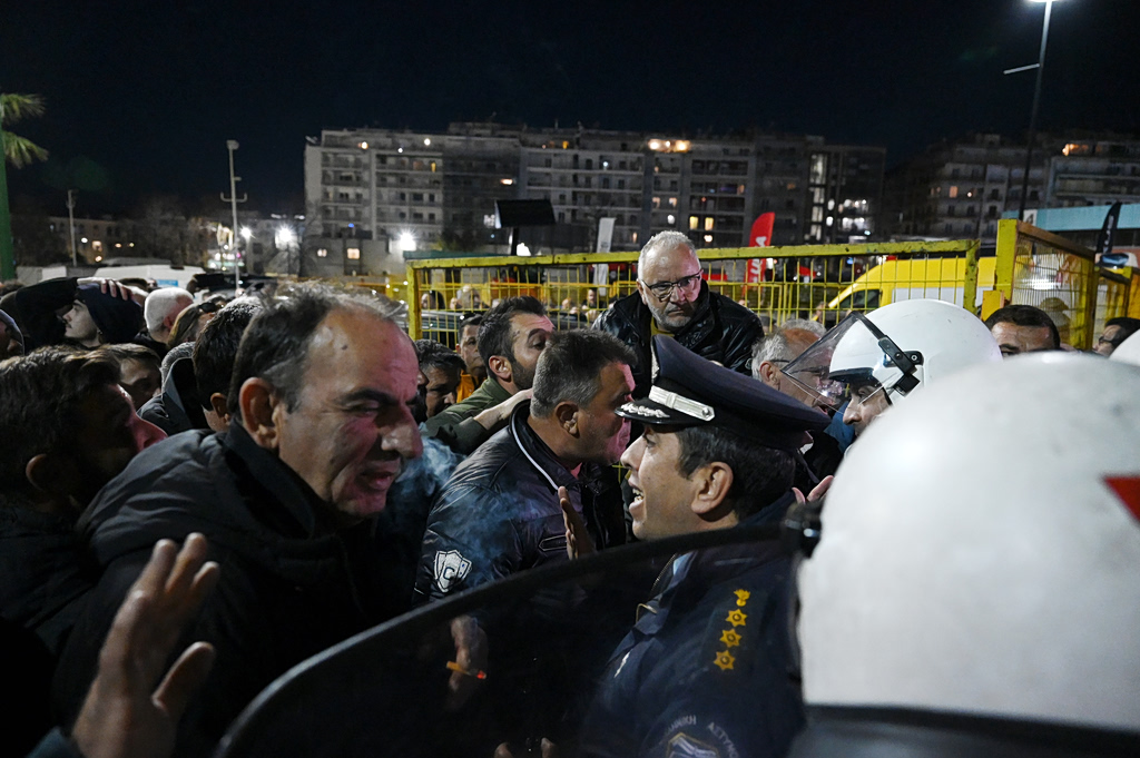 Θεσσαλονίκη: Ένταση μεταξύ αγροτών και αστυνομίας έξω από την Agrotica