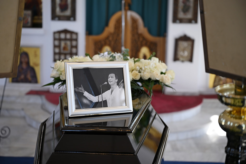 Γιώργος Μαρίνος: Το τελευταίο «αντίο» στον σόουμαν της ελληνικής τηλεόρασης – Στο Κοιμητήριο Βούλας η σορός (video)