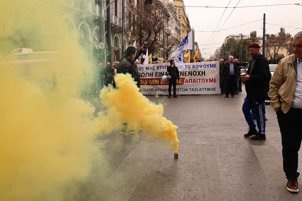 Στη Βουλή έφθασαν οι αυτοκινητιστές ταξί – Συνεχίζεται η απεργία τους (video)