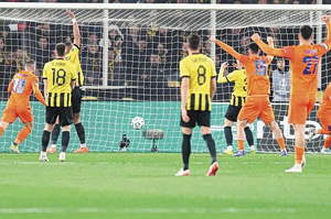 Αντί για πάρτι, αποδοκιμασίες