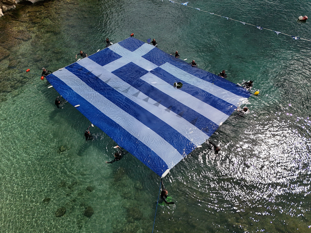 25η Μαρτίου: Γαλανόλευκη – γίγας στην Πειραϊκή – Η πρωτοβουλία του δήμου Πειραιά (video)
