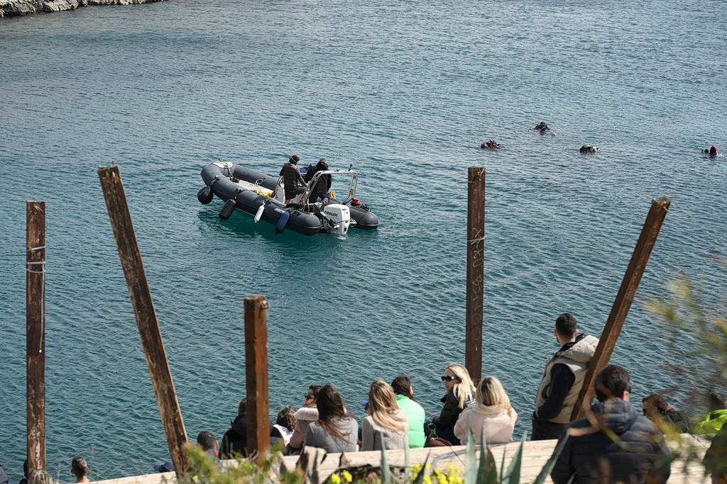 Βουλιαγμένη: Άκαρπες οι έρευνες για τον 34χρονο δύτη – «Μάλλον πέρασε τα κάγκελα και τον τράβηξε μέσα»