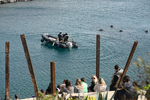 Βουλιαγμένη: Άκαρπες οι έρευνες για τον 34χρονο δύτη – «Μάλλον πέρασε τα κάγκελα και τον τράβηξε μέσα»